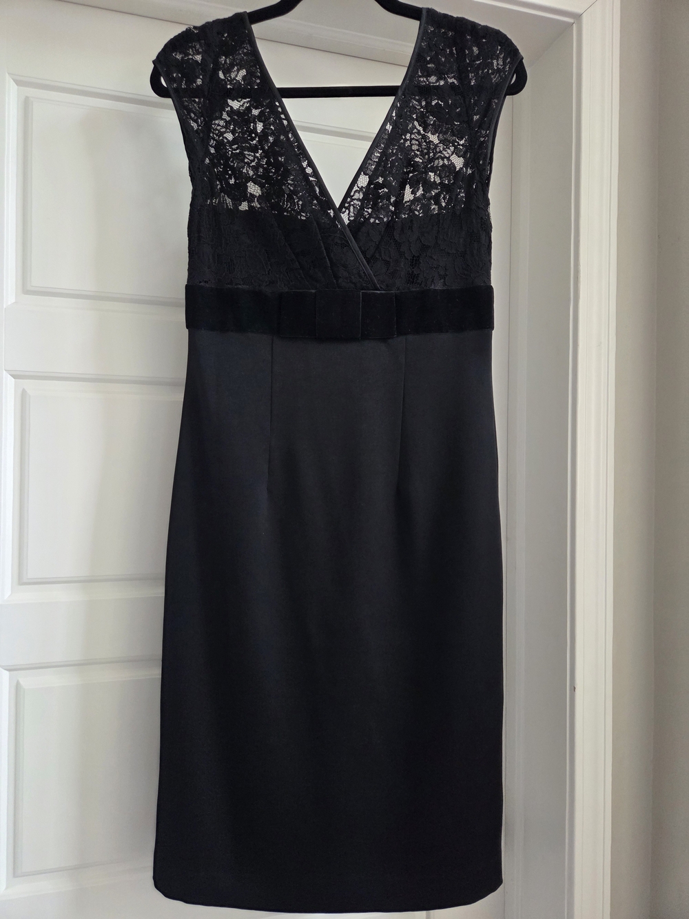 Banana Republic Black Lace V-Neck Sheath Cocktail Dress Velvet Belt